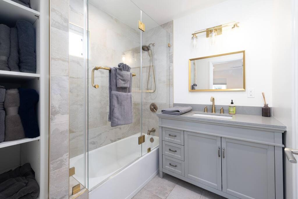 Prime La Location: Stylish 2-bedroom Getaway! Ferienhaus Los Angeles