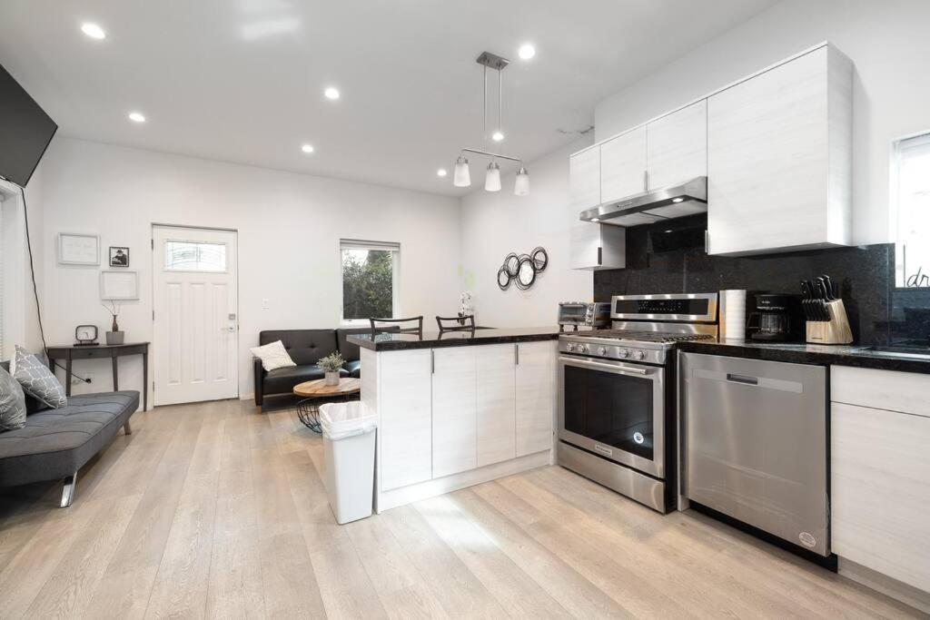 Prime La Location: Stylish 2-bedroom Getaway! Ferienhaus