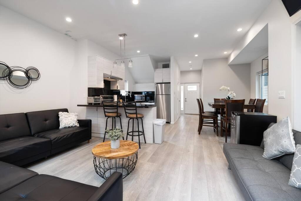 Prime La Location: Stylish 2-bedroom Getaway! Ferienhaus *