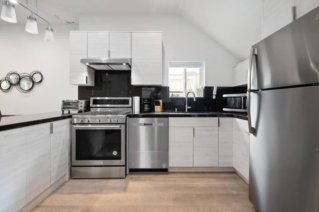 Ferienhaus Prime La Location: Stylish 2-bedroom Getaway! *